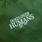 Polera Dogs Over Humans Verde Pino